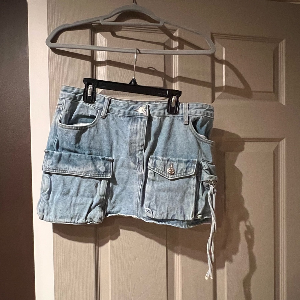 Steve Madden denim mini skirt. Cute pocket details. Size 8.